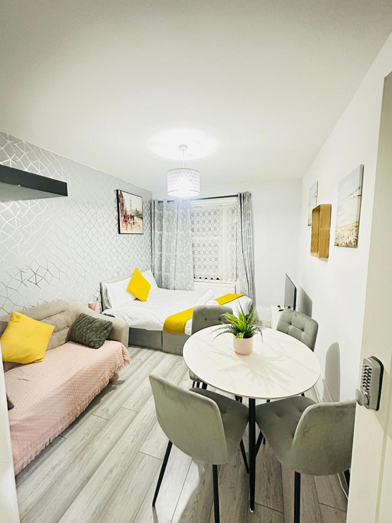 Flat In Aldgate East, * Londra