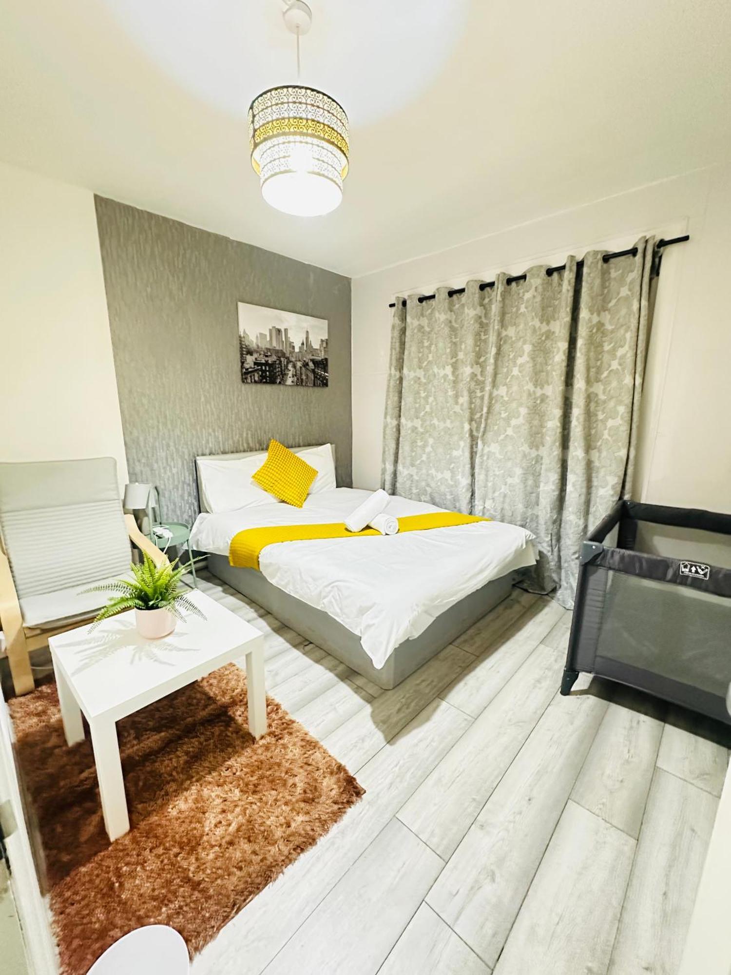 Flat In Aldgate East, * Londra
