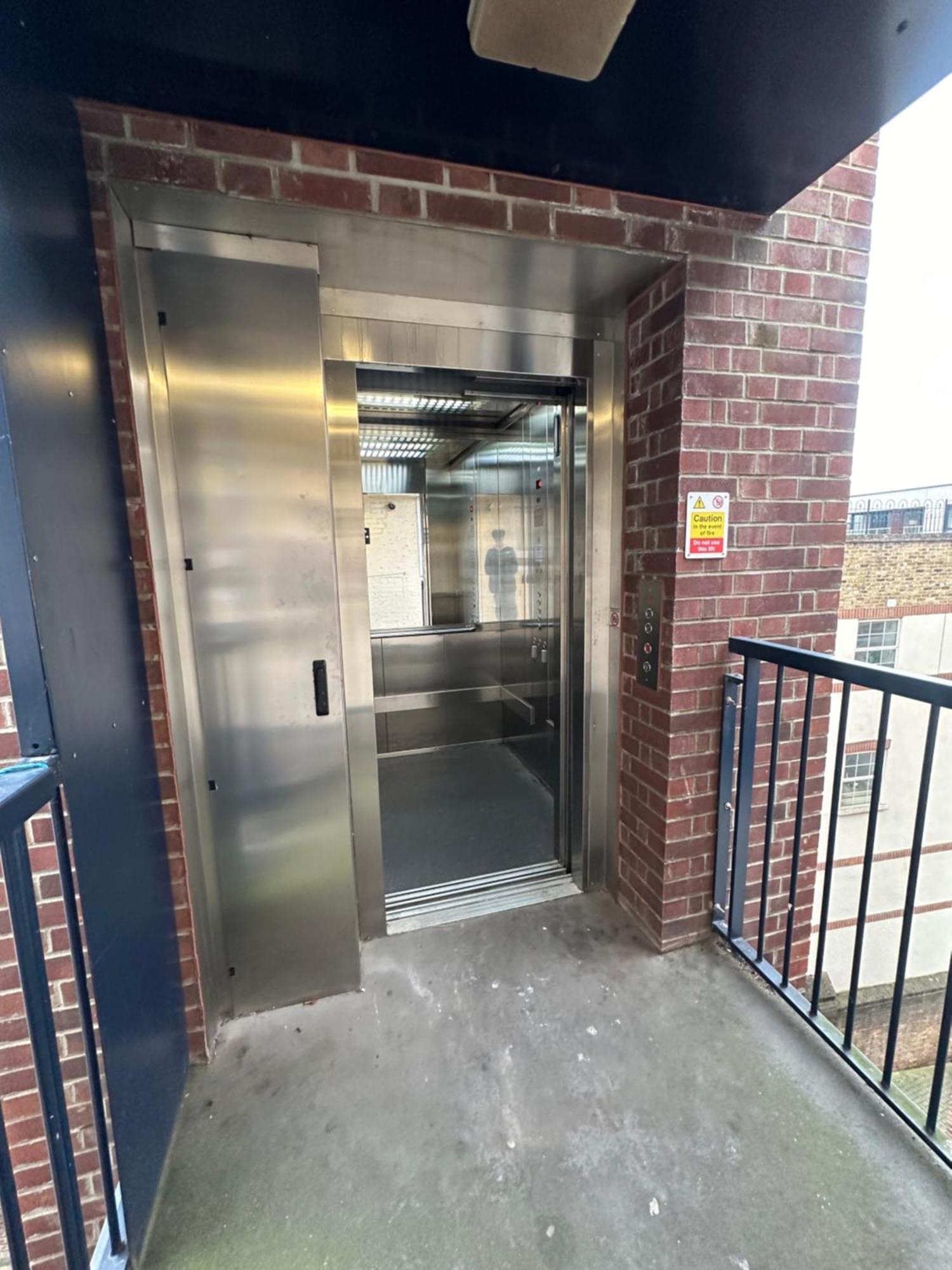 Flat In Aldgate East, Londra